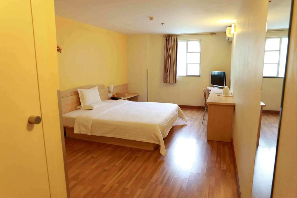 7Days Inn Wuhan Huazhong Science And Technology University Guanggu Square Room photo