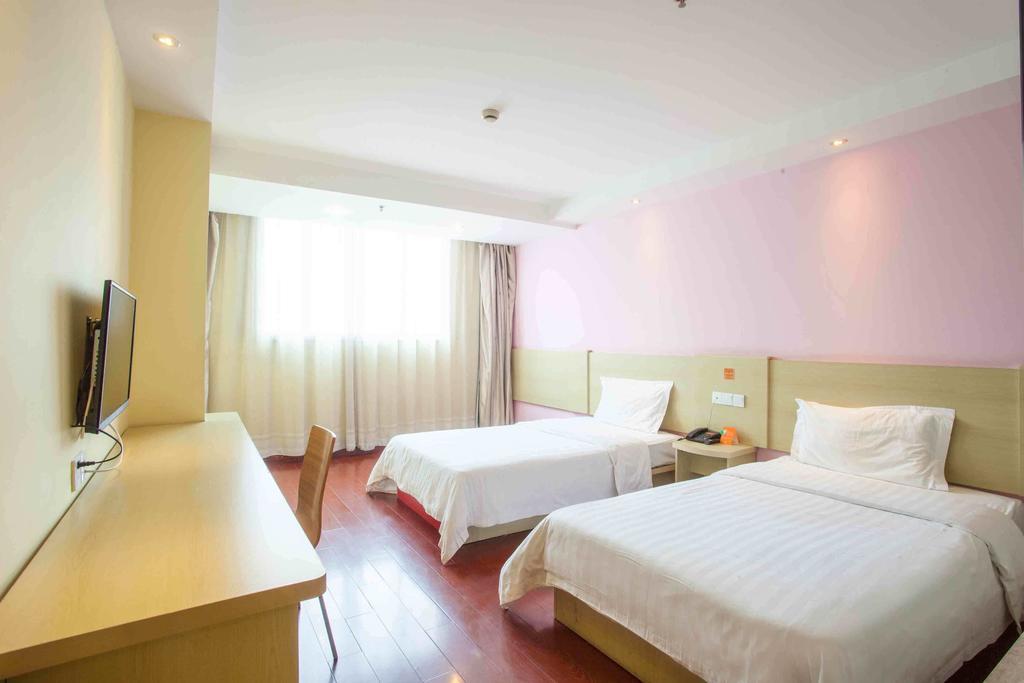 7Days Inn Wuhan Huazhong Science And Technology University Guanggu Square Room photo