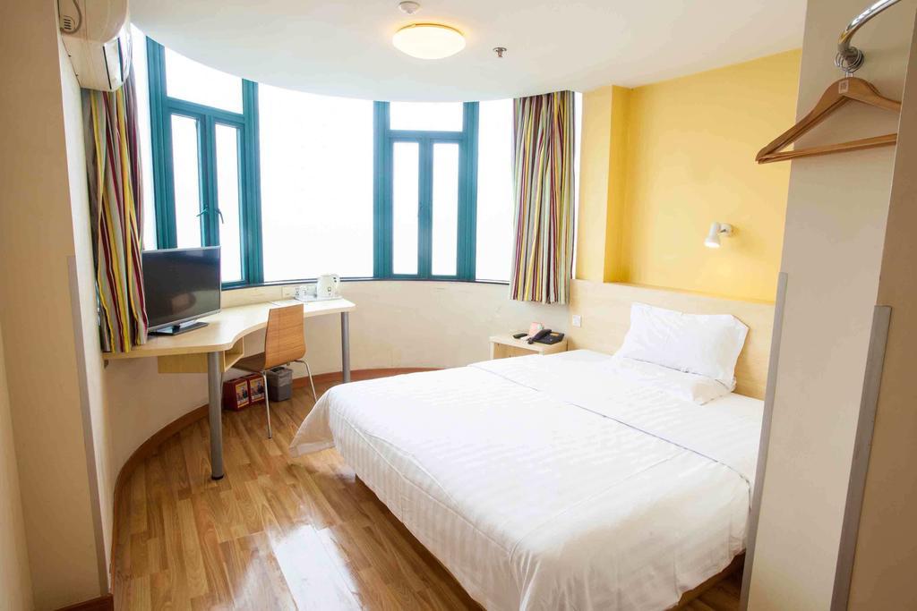 7Days Inn Wuhan Huazhong Science And Technology University Guanggu Square Room photo