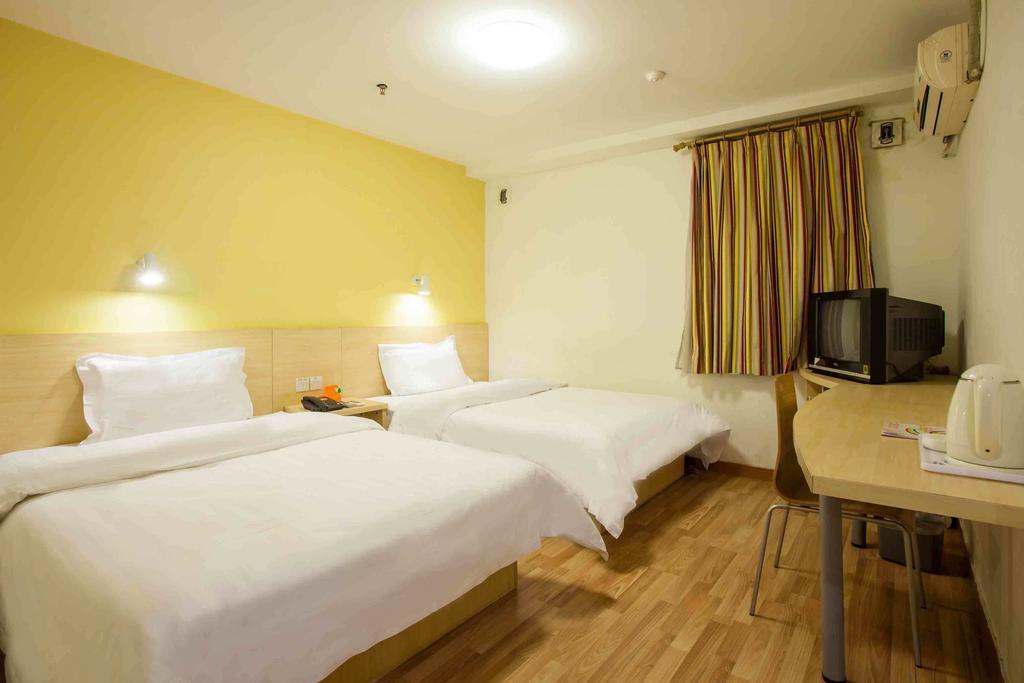 7Days Inn Wuhan Huazhong Science And Technology University Guanggu Square Room photo