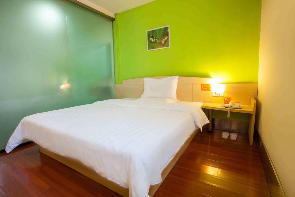 7Days Inn Wuhan Huazhong Science And Technology University Guanggu Square Room photo