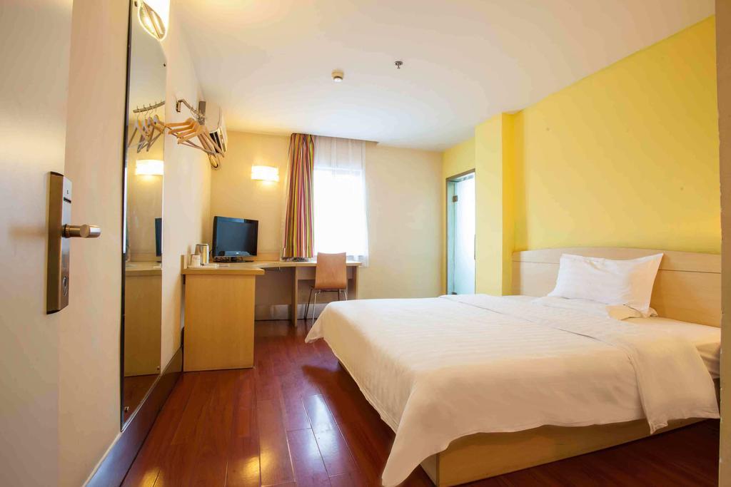 7Days Inn Wuhan Huazhong Science And Technology University Guanggu Square Room photo