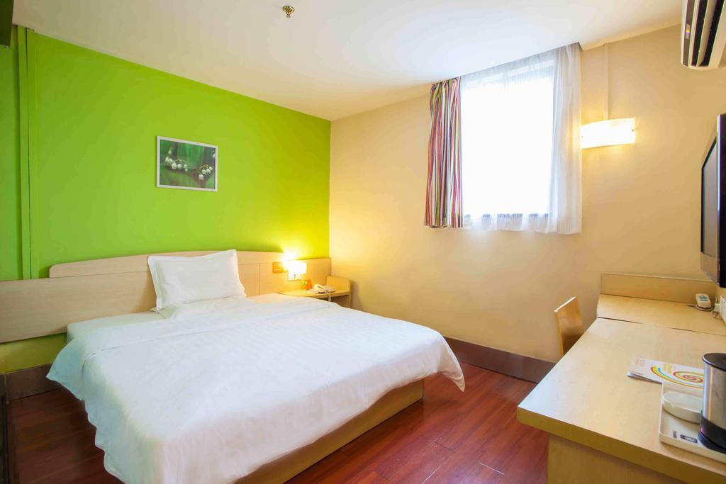 7Days Inn Wuhan Huazhong Science And Technology University Guanggu Square Room photo